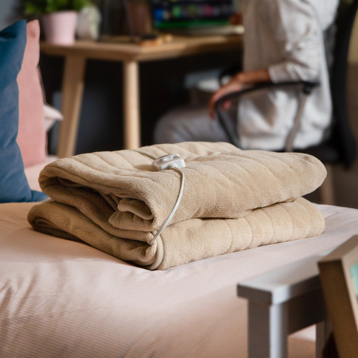 Heated throw in microfleece beige