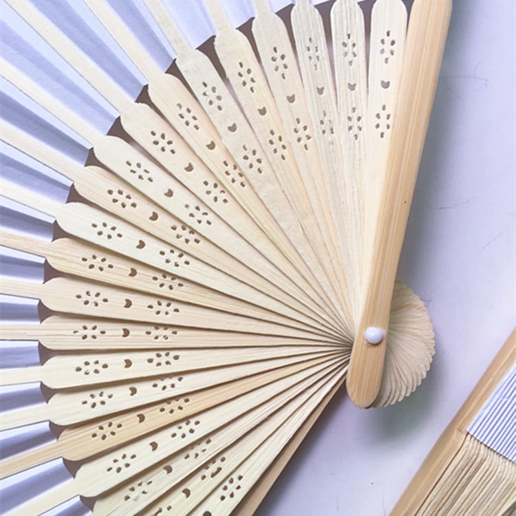 Eventail blanc en bois