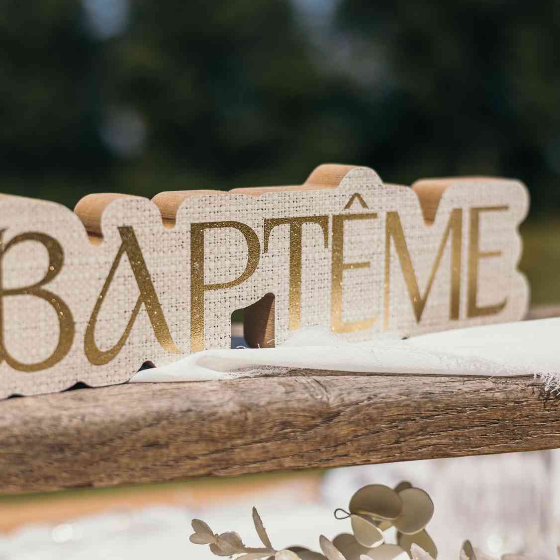 Décoration Baptême en bois Effet Lin et Or (24x7cm)