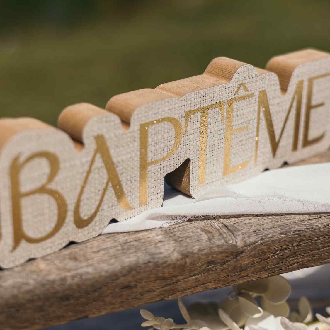 Décoration Baptême en bois Effet Lin et Or (24x7cm)