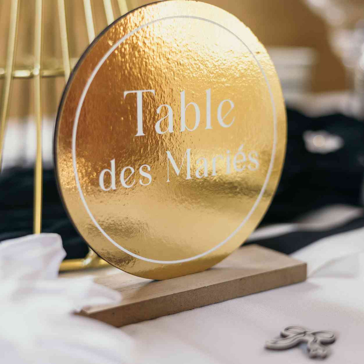 Centre de Table "Table des Mariés" Bois Or Ø12,5cm sur Socle