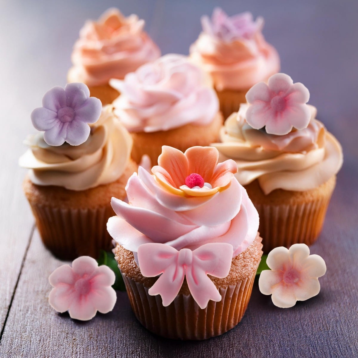 Fleurs et noeud rose