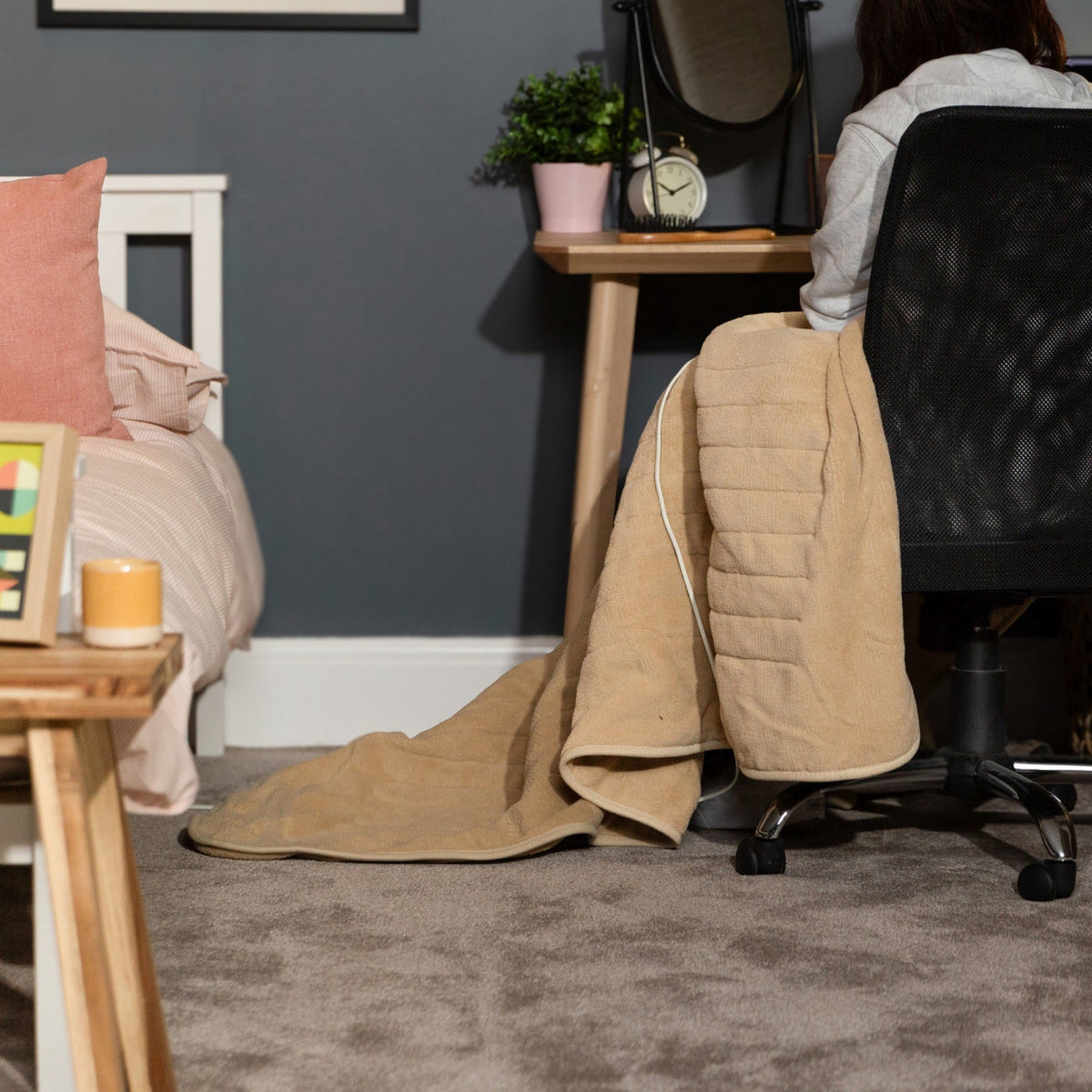 Heated throw in microfleece beige
