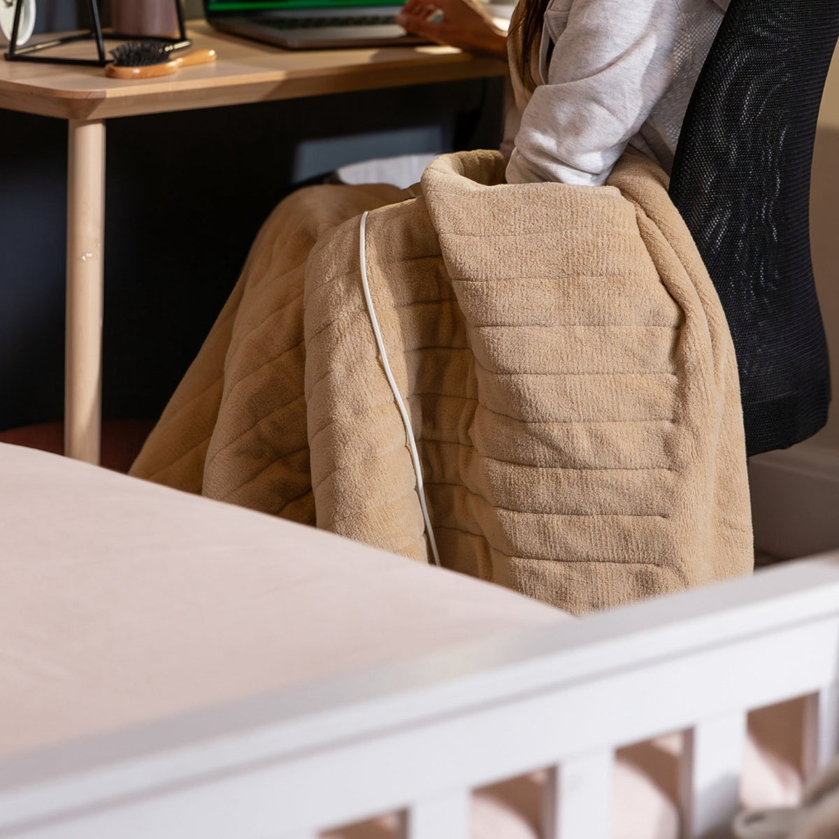Heated throw in microfleece beige