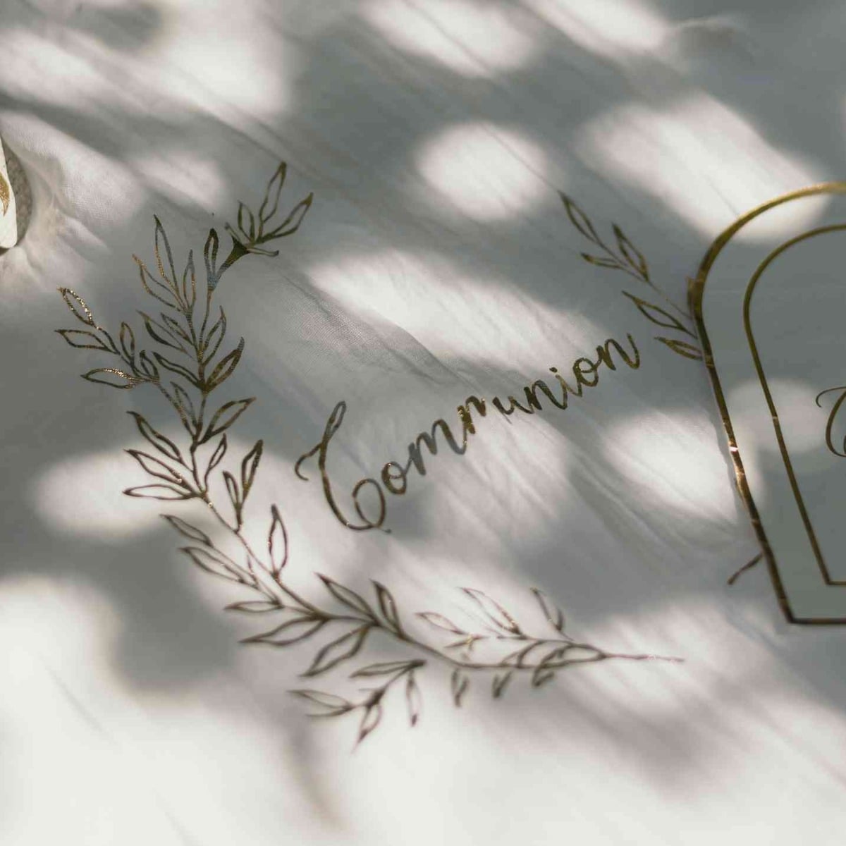 Chemin de table Communion avec Feuilles dorées