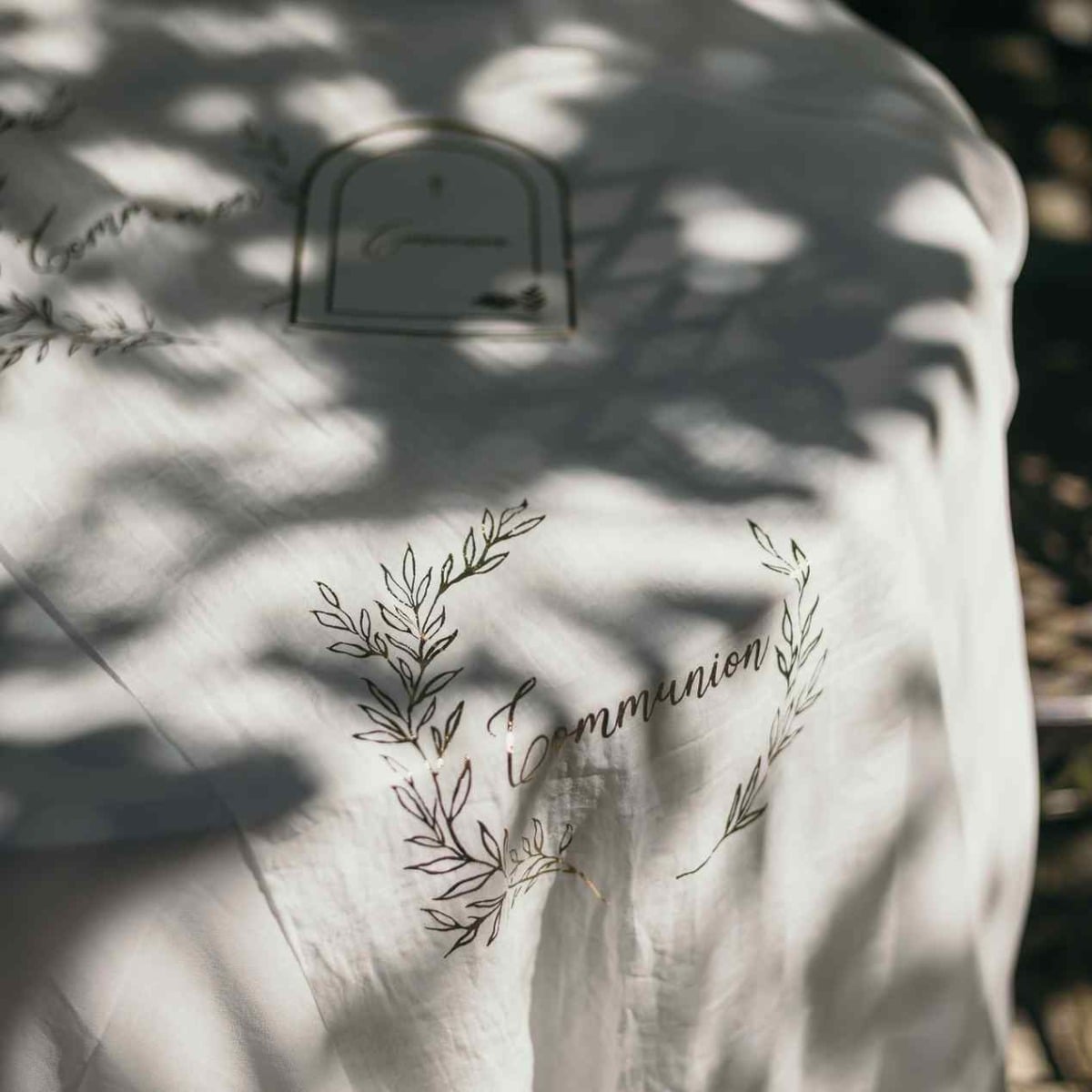 Chemin de table Communion avec Feuilles dorées