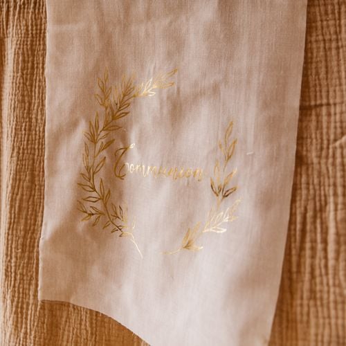 Chemin de table Communion avec Feuilles dorées