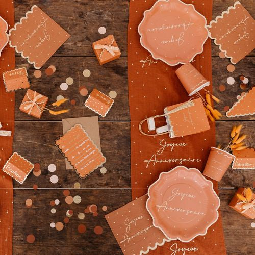 Chemin de table Joyeux Anniversaire mousseline terracotta et pois or (28 cm x 5 m)