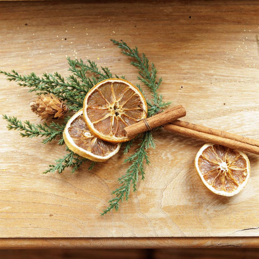 Assortiment Sapin, Oranges Séchées, Cannelle et Pommes de Pin (13pcs)