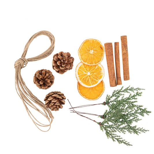 Assortiment Sapin, Oranges Séchées, Cannelle et Pommes de Pin (13pcs)