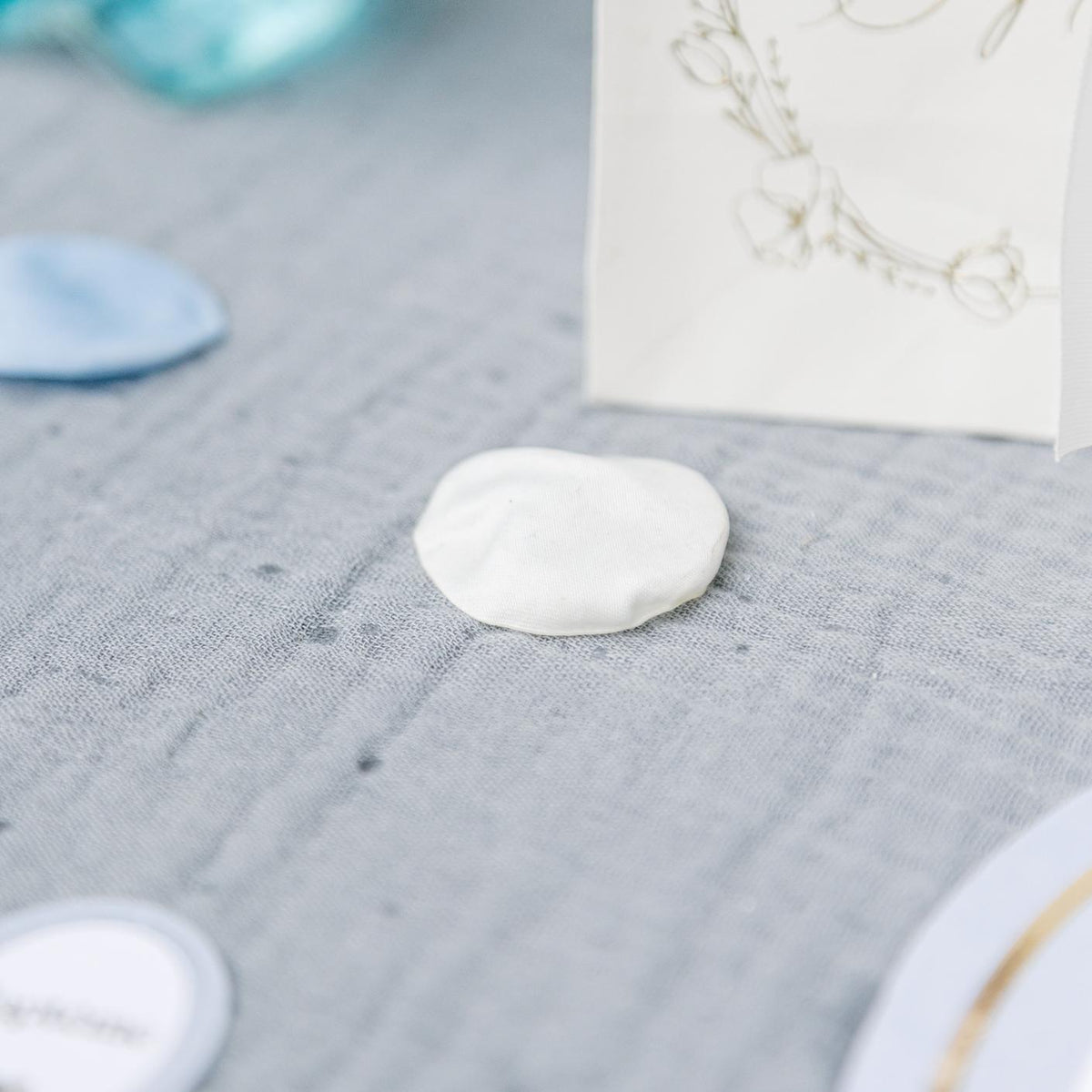 Pétales en satin Ivoire, Bleu et Bleu Orage (60pcs)
