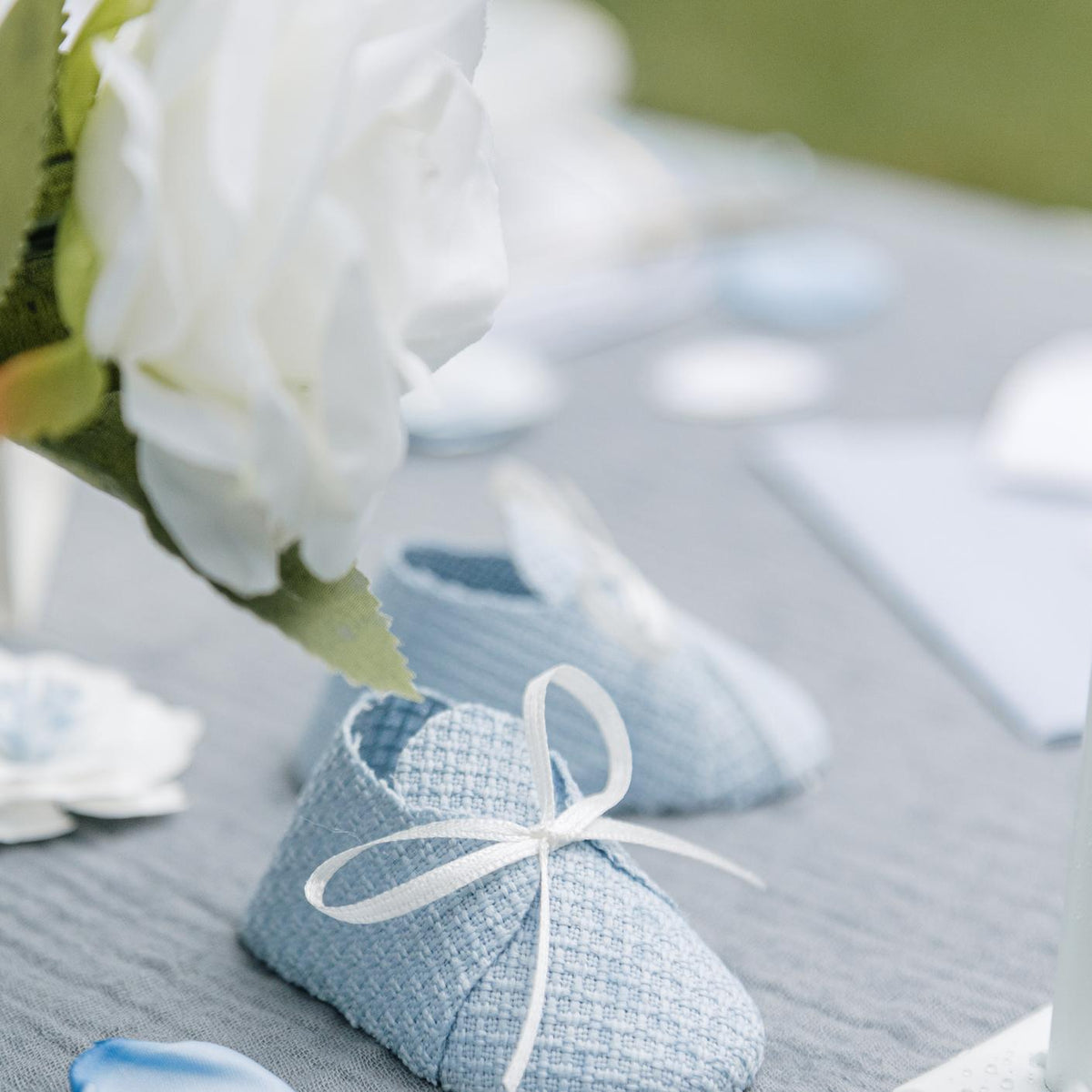 Pétales en satin Ivoire, Bleu et Bleu Orage (60pcs)