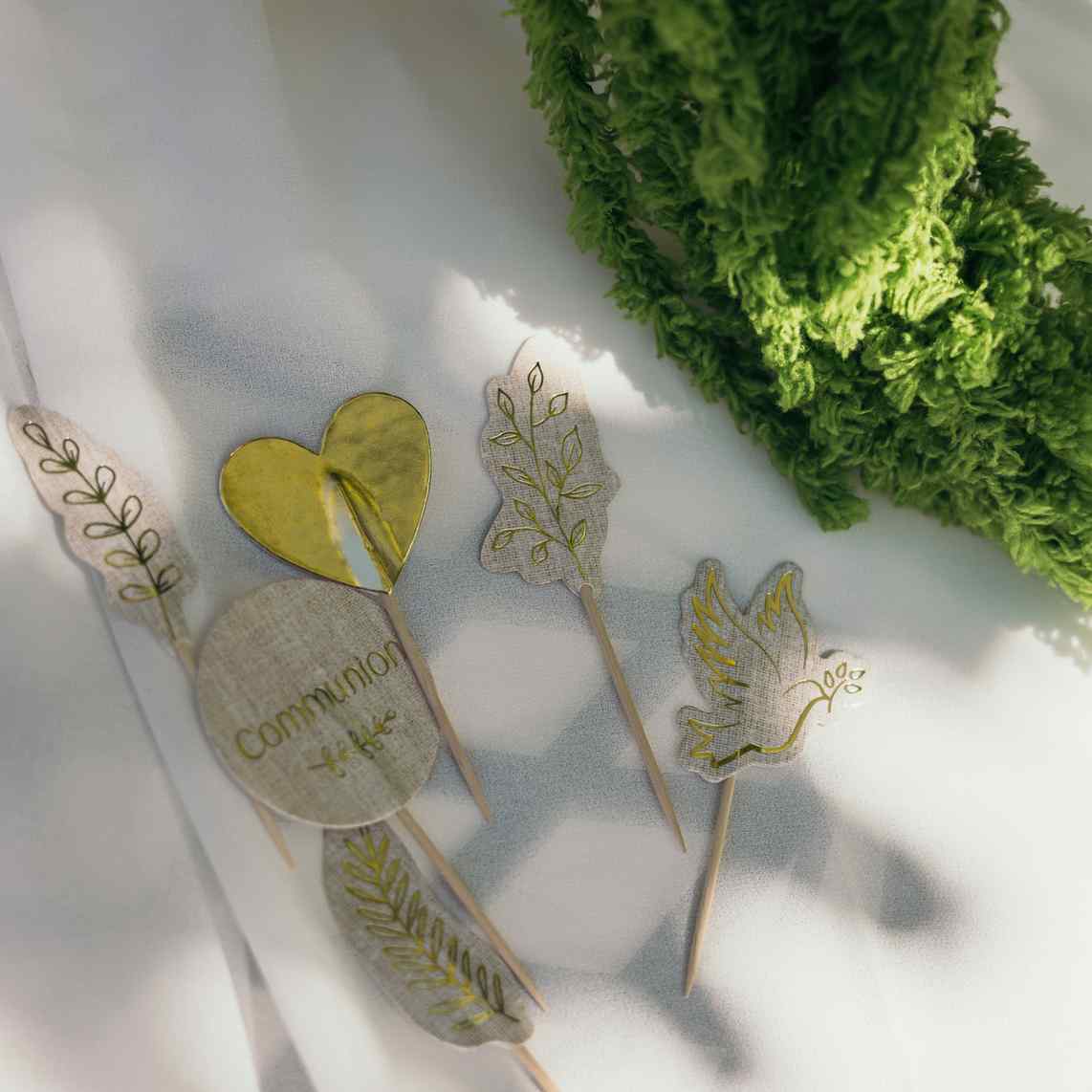 12 Pics Communion Papier Effet Lin et Or