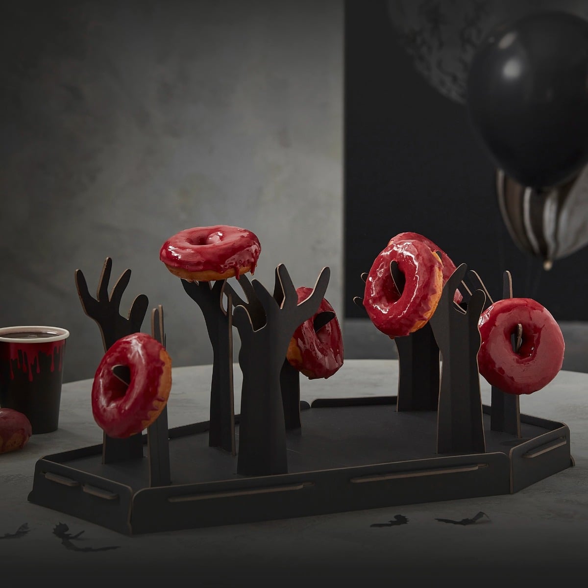 Bar à donuts - Cercueil et mains de zombies