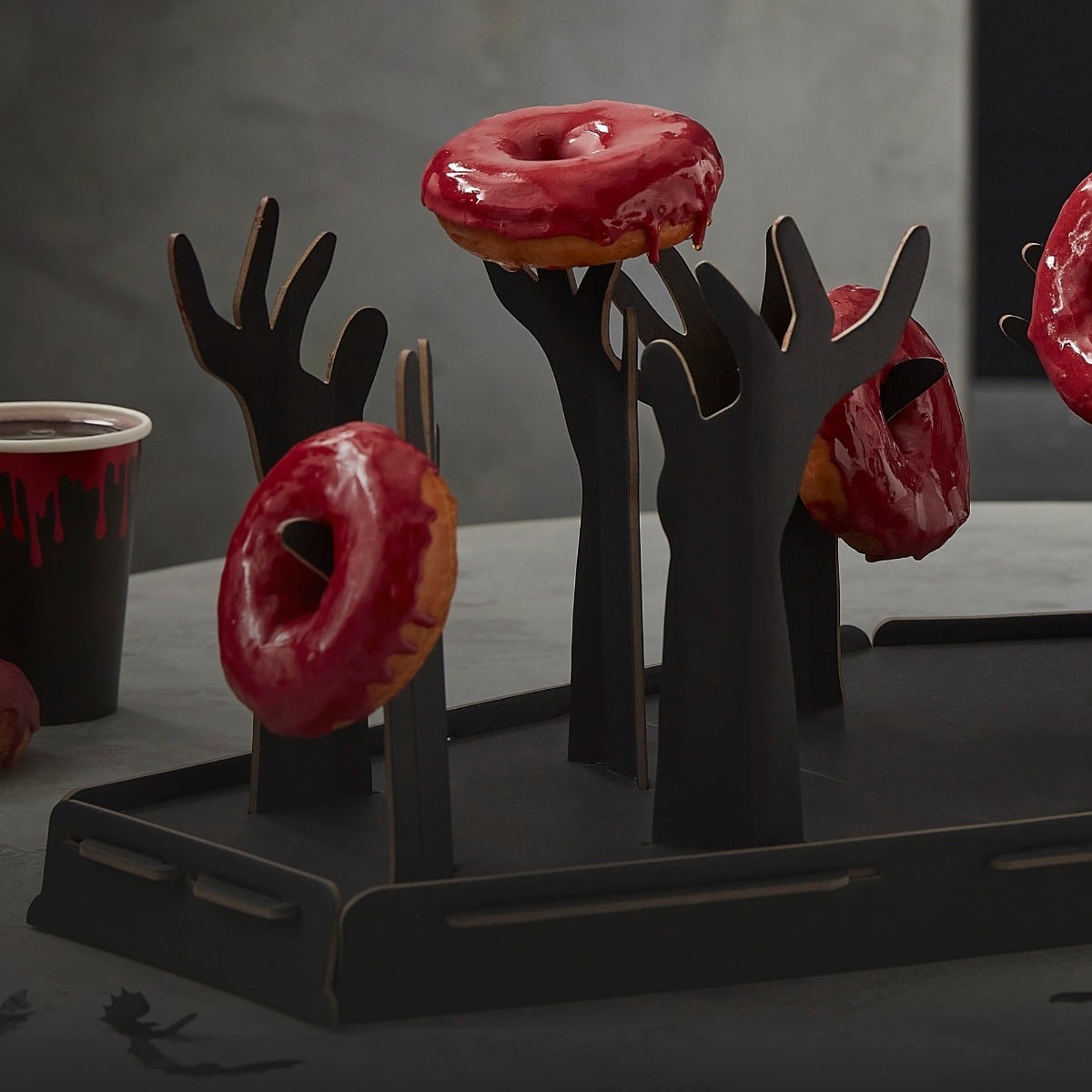 Bar à donuts - Cercueil et mains de zombies